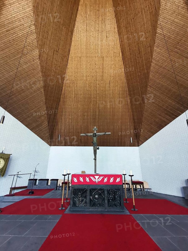 Interior, Catholic parish church Hl. Geist, architect Siegfried Östreicher, Bad Füssing, district of Passau, Lower Bavaria, Bavaria, Germany