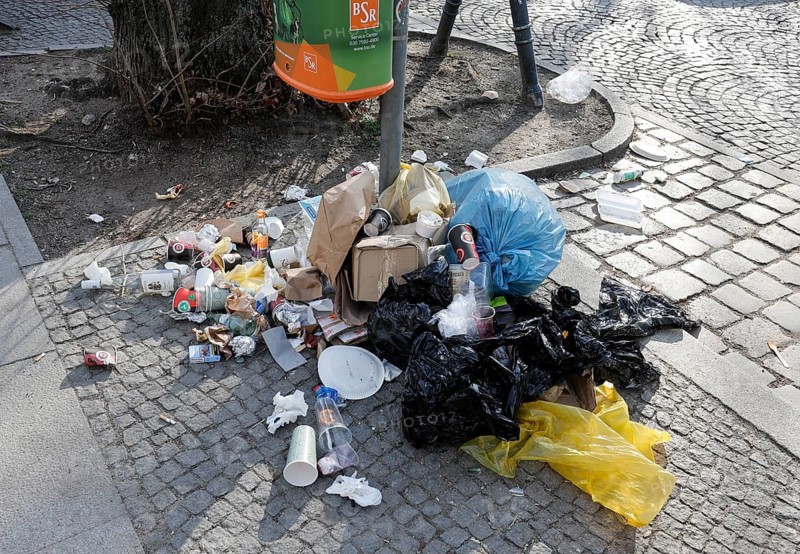 Garbage is lying on the ground next to a BSR trash bin, Berlin, 08.03.2026, Berlin, Berlin, Germany