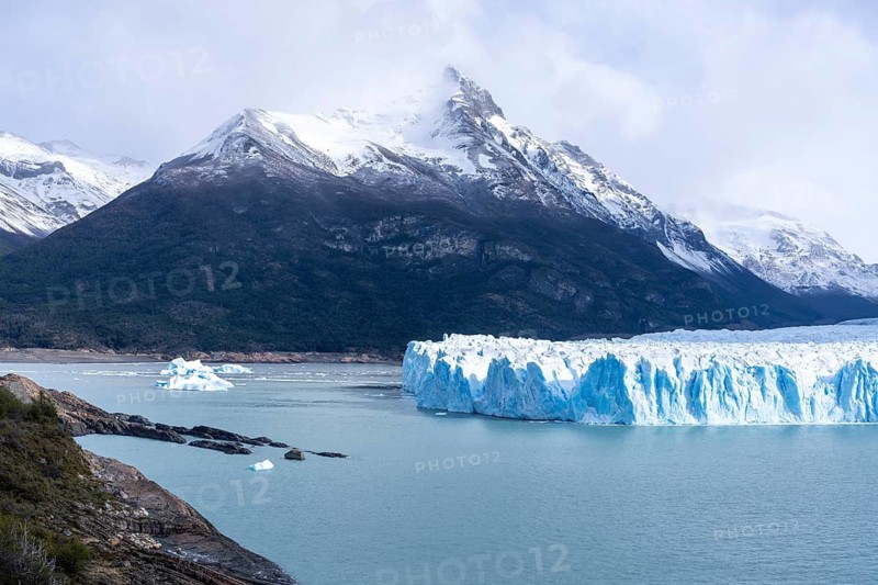 Perito Moreno glacier, glacier tongue with blue ice edge in Lake Argentino, snow-capped mountain peaks in the background, Los Glaciares National Park, Santa Cruz Province, Argentina