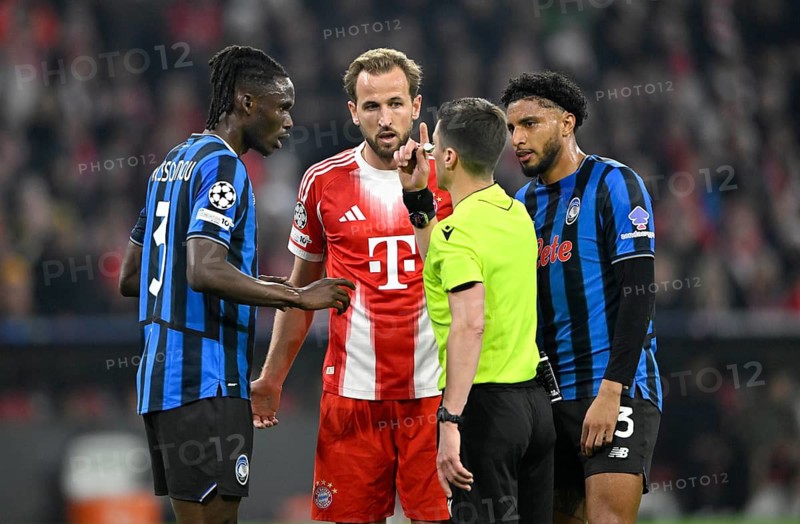 Referee Referee Benoit Bastien (FRA) in discussion with Harry Kane FC Bayern Munich FCB (09) Odilon Kossounou Atalanta BC Bergamo (03) Ederson Atalanta BC Bergamo (13) Gesture Gesture Football, Champions League, Allianz Arena, Munich, Bavaria, Germany