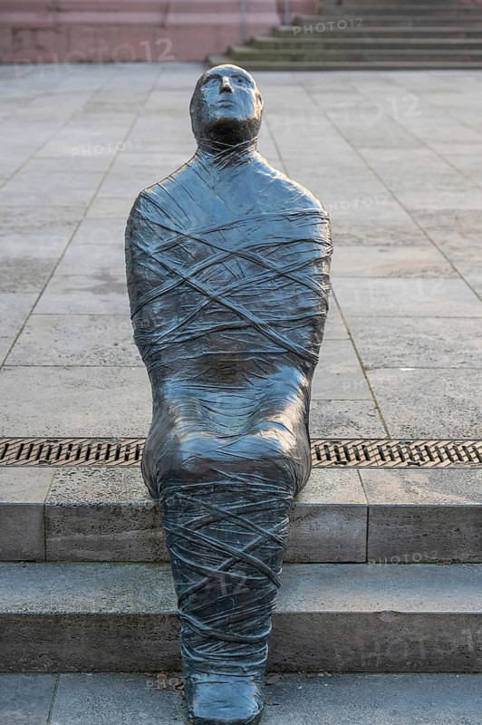 Sculpture Der Sitzende, Der Gefesselte, 2023, by the artist Maria Lehne, Kiliansplatz, Würzburg, Lower Franconia, Bavaria, Germany