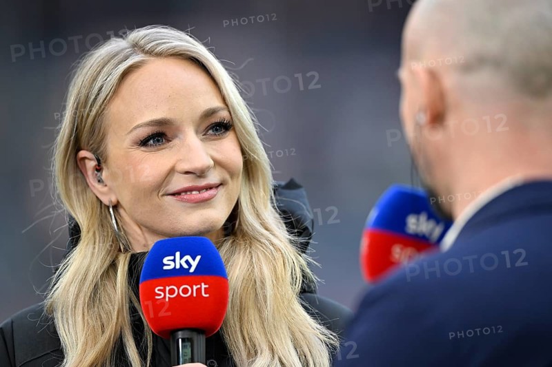 SKY presenter reporter Katharina Kleinfeldt, portrait in interview microphone micro logo with trainer coach Christian Ilzer TSG 1899 Hoffenheim smiles, soccer, Bundesliga, PreZero Arena, Sinsheim, Baden-Württemberg, Germany