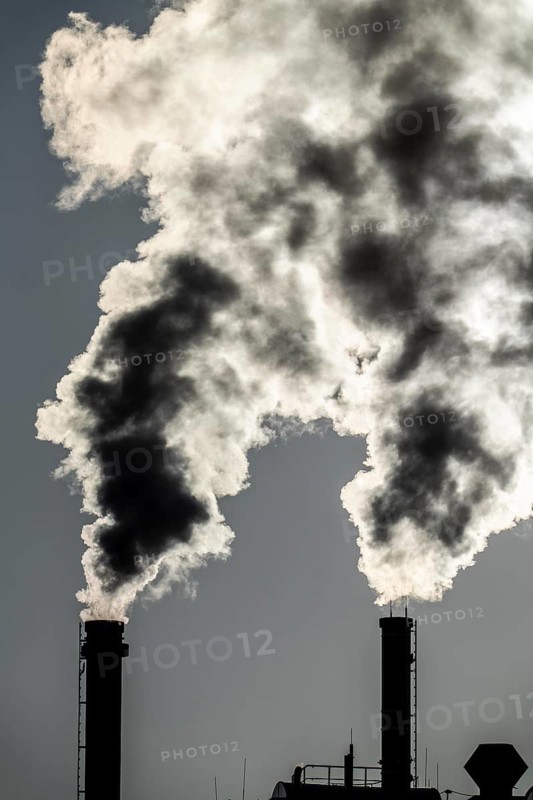 The Igony heating plant in Essen-Rüttenscheid, a district heating plant fuelled by natural gas, which supplies the Essen University Hospital and the Alfried Krupp Hospital near and many residential buildings with district heating all year round, cold winter morning, plumes of smoke, North Rhine-Westphalia, Germany