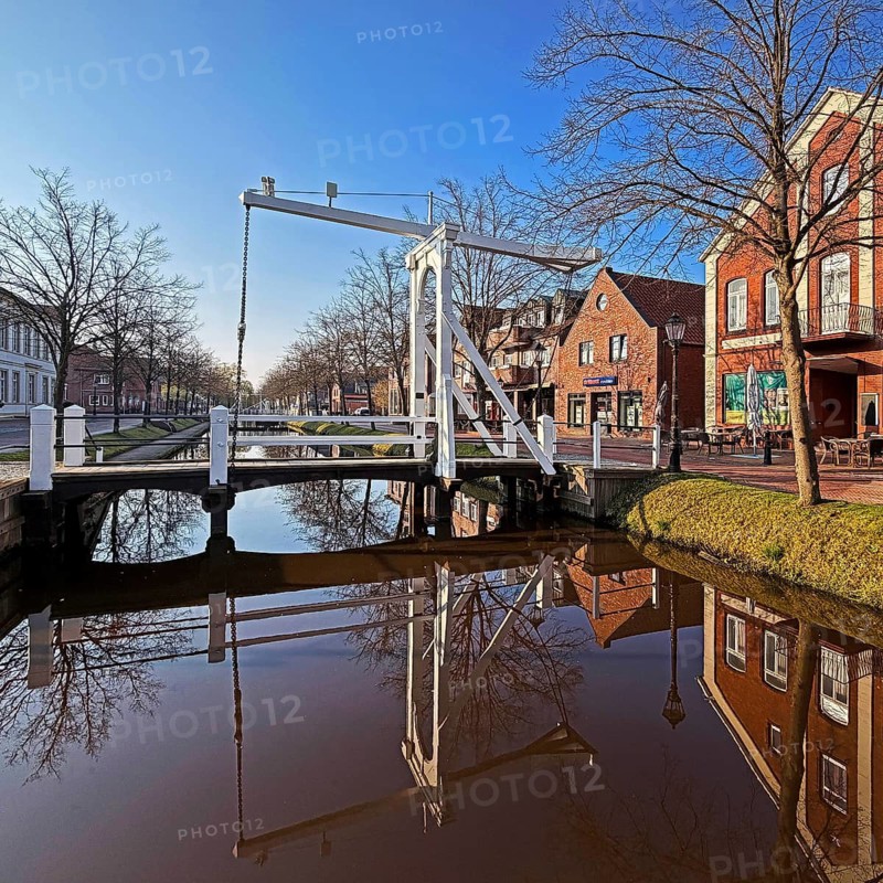 Historic wooden folding bridge over the main canal, Papenburg, is also called Venice of the North, Emsland, Lower Saxony, Germany