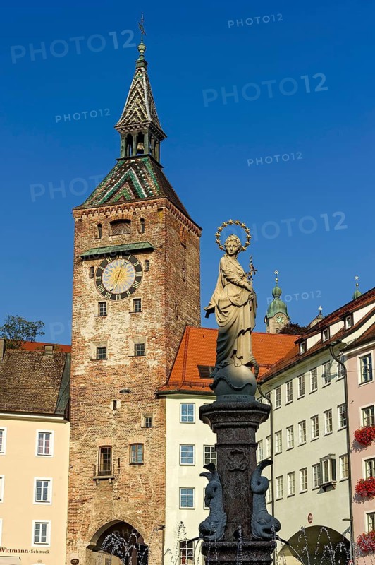 Medieval gate tower, town gate Schmalzturm or beautiful tower, fountain figure of the Virgin Mary, baroque Marienbrunnen, main square, old town, Landsberg am Lech, Upper Bavaria, Bavaria, Germany