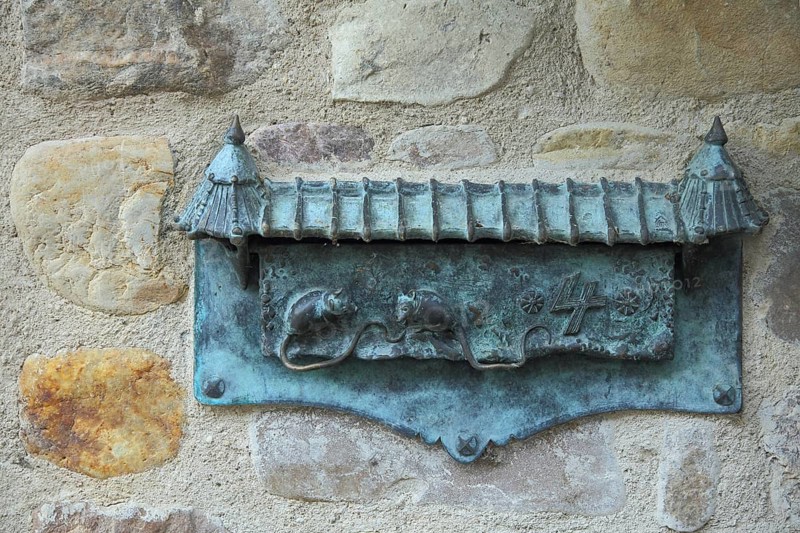Idyllic mailbox with mouse figures and house number plate 4, decorations, crafts, detail, bronze, Eltville, Rheingau, Taunus, Hesse, Germany