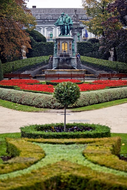 Small Zabel Square in neo-Renaissance style with the sculpture of the Counts of Egmont and Hoorn, Square du Petit Sablon, Brussels, Belgium