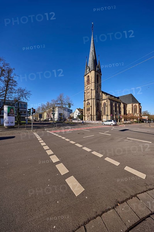 Church, St. Jakob, cathedral architect Arnold Güldenpfennig, pedestrian crossing, blue sky, cloudless, streets, intersection Stengelstraße with Keplerstraße, Saarbrücken, state capital, regional association Saarbrücken, Saarland, Germany