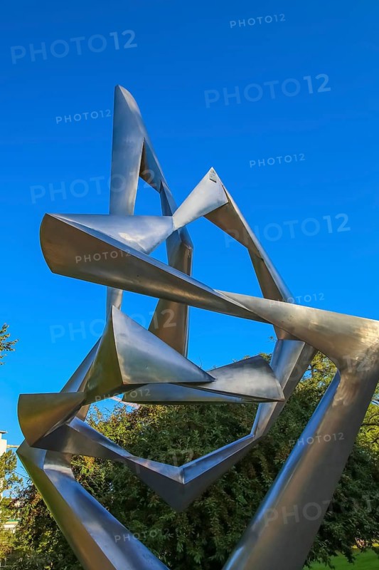 Public art, sculpture by the sculptor Wander Bertoni, metal sculpture Bewegung II (2), 1960-1961, sculpture, abstract art, stainless steel, Oberer Schlossgarten, Stuttgart, Baden-Württemberg, Germany
