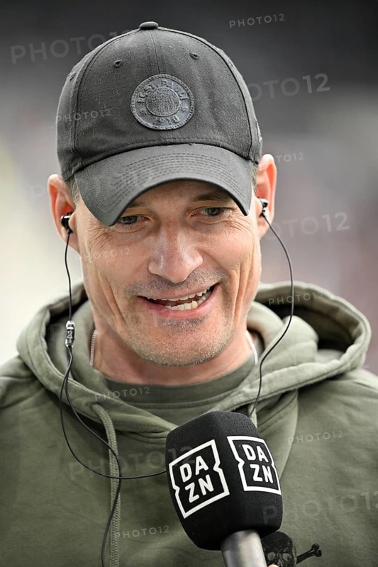Coach coach Alexander Blessin FC St. Pauli portrait in interview microphone micro logo DAZN soccer Bundesliga, PreZero Arena, Sinsheim, Baden-Württemberg, Germany