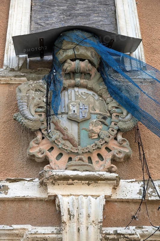 Coat of arms of the Schwarzenbergs, Franconian-Bohemian noble family, on a former inn, Hüttenheim 5, Hüttenheim, Lower Franconia, Bavaria, Germany