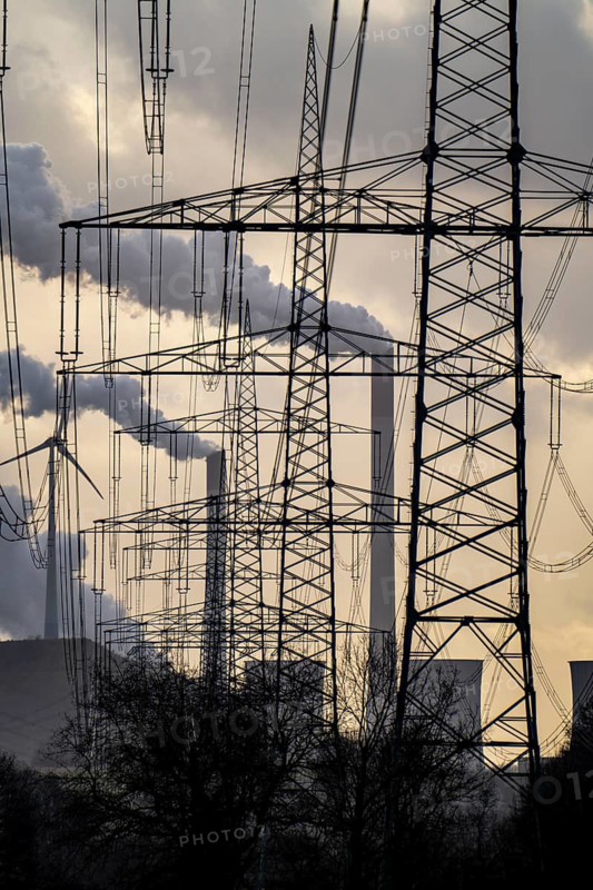 High-voltage power lines, overhead pylons, UNIPER coal-fired power plant Scholven in the background, wind turbines on the Oberscholven slag heap, Gelsenkirchen, North Rhine-Westphalia, Germany