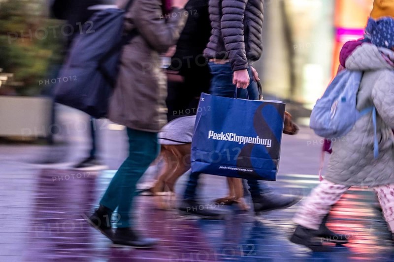 Pedestrian zone, passers-by hurrying, shopping between the years, exchanging, shopping bags, Kettwiger Straße, Essen, North Rhine-Westphalia, Germany