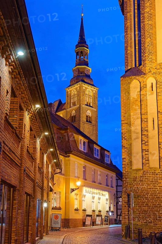View from the Hühnerdorfer Tor, built in brick Gothic style, of St Stephen's Church in the old town centre of Tangermünde. Tangermünde, Hanseatic town in the Altmark. Saxony-Anhalt, Germany