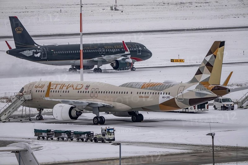 The onset of winter in North Rhine-Westphalia, flight operations are maintained at Düsseldorf Airport with great effort, North Rhine-Westphalia, Germany