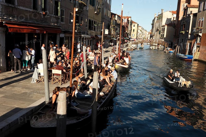 Bàcaria Al Timon, small pub, here you drink wine or spritz and eat the cicchetti Veneziani, tapas, here you also sit the boats in front of the Bàcaria, Venice, Italy