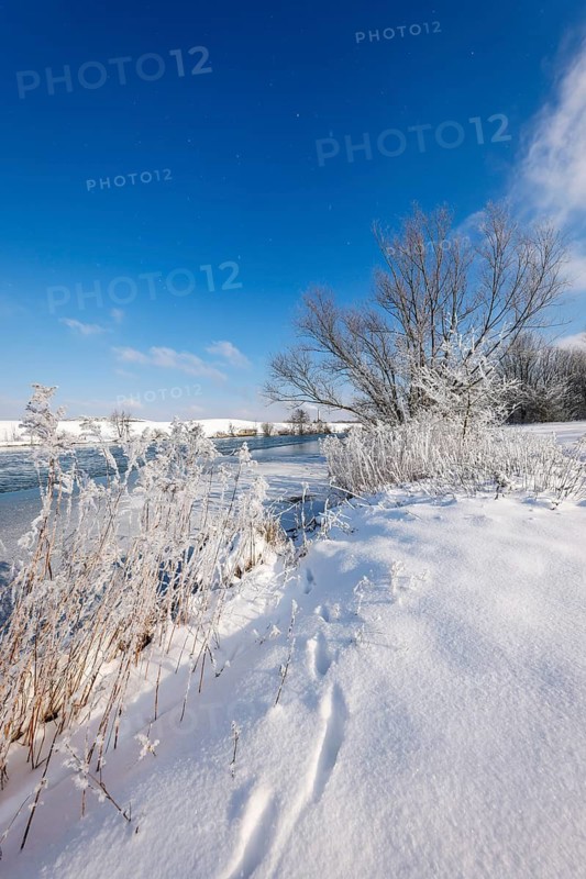 Hamm, North Rhine-Westphalia, Germany - Sunny winter landscape in the Ruhr area, ice and snow on the river Lippe