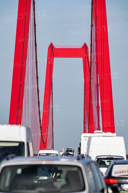 Traffic on the Rhine bridge Emmerich, federal road B220, longest suspension bridge in Germany, currently being renovated, bridge damage, Lower Rhine, North Rhine-Westphalia, Germany