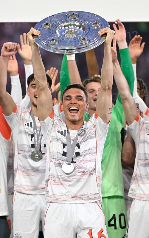 FC Bayern Munich FCB celebrates 34th championship title, championship celebration, championship trophy, trophy, Joao Palhinha FC (16) Cup, Allianz Arena, Munich, Bavaria, Germany