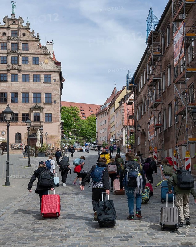 School class walks with luggage to the DJH Youth Hostel Nuremberg, Kaiserburg, Nuremberg, Middle Franconia, Bavaria, Germany
