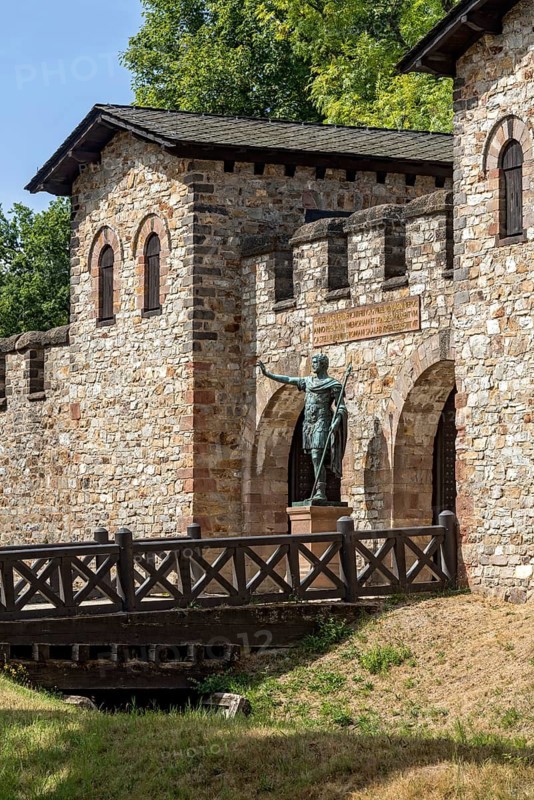 Main gate, Porta Praetoria with bronze statue of Emperor Antoninus Pius, Saalburg Roman fort, reconstructed cohort fort, museum, archaeological park, Upper Germanic Raetian Limes, border of the Roman Empire, Bad Homburg vor der Höhe, Taunus, Hesse, Germany