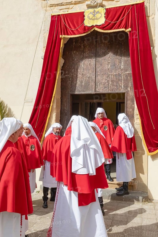 Confraternity of penitents gathering outside San Leonardo church, Enna, Siclly, Italy