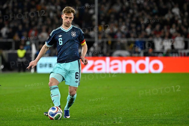 Joshua Kimmich GER (06) Action on the ball m Background perimeter advertising ZALANDO Football DFB International match Germany GER vs Ghana GHA Friendly match Test match MHPArena, MHP Arena Stuttgart, Baden-Württemberg, Germany