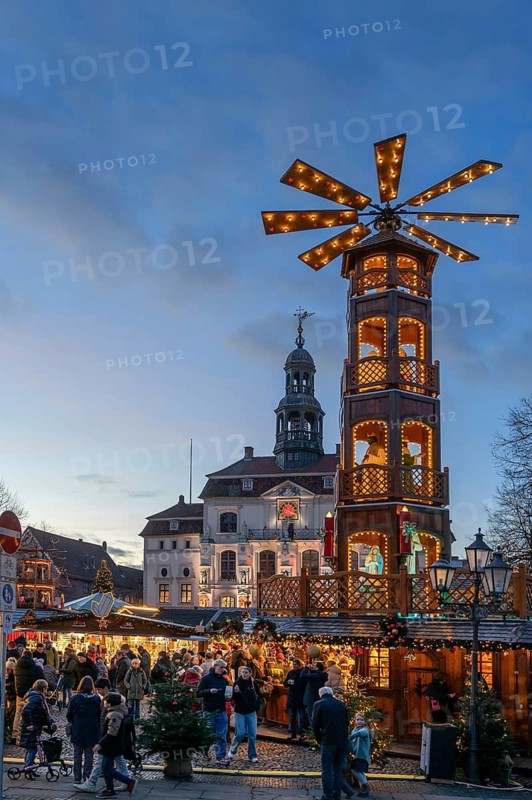 Large Christmas pyramid at the Christmas market on the market square, Lüneburg, Lower Saxony, Germany