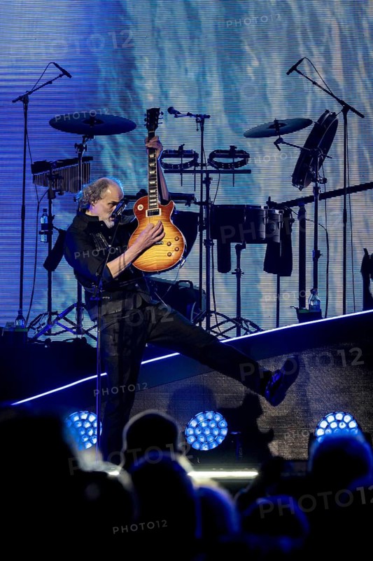 Hans-Timm Timsen Hinrichsen, singer and guitarist of Santiano live on There is something together tour in Berlin's Uber Arena on 11.04.2026