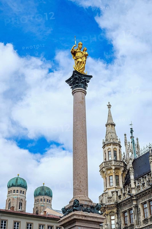 The Marian Column on Marienplatz, in the background the New Town Hall and the Church of Our Lady, Munich, Bavaria, Germany