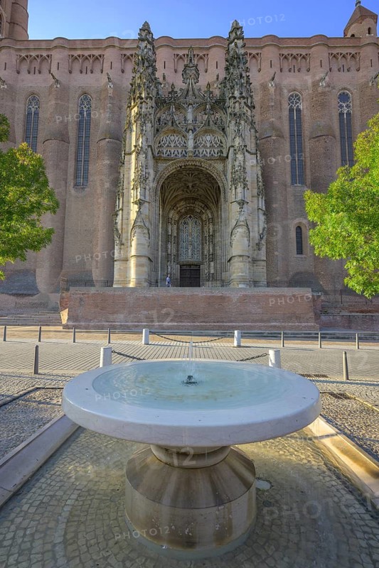 Fountain and main portal of St Cecilia's Cathedral, Albi, Département Tarn, France