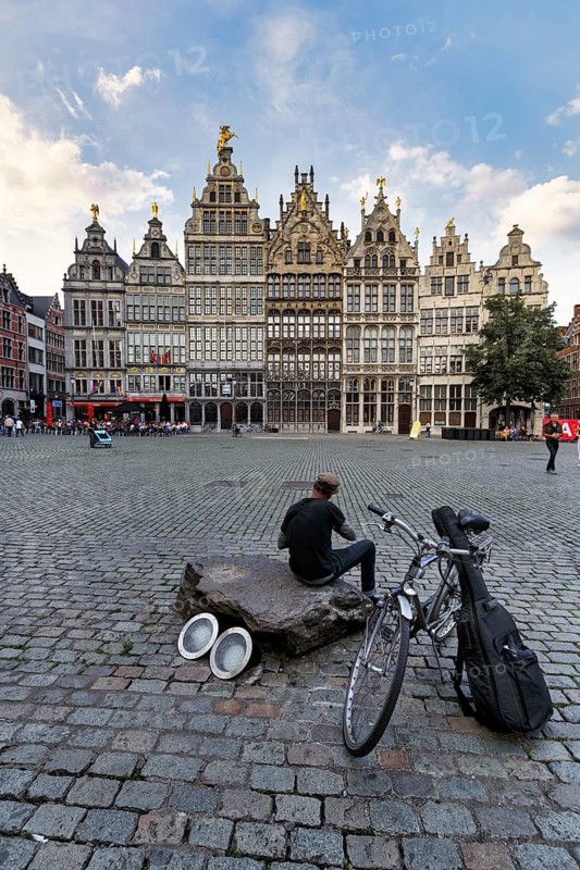 Guild houses, street musicians in the evening, typical architecture on the Grote Markt, Antwerp, Flanders, Belgium
