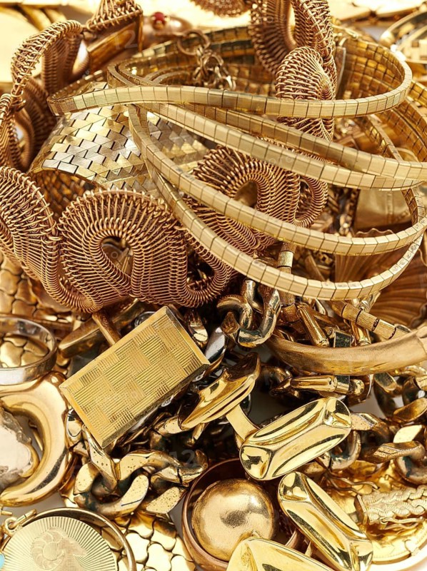 Old gold, various pieces of jewellery, studio shot