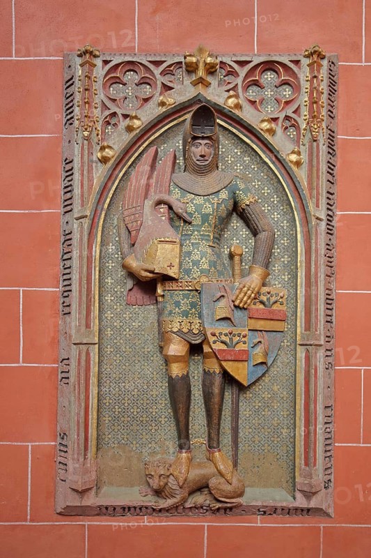 Gothic tomb slab of medieval knight and burgrave Rudolf von Sachsenhausen, interior view, coat of arms, count, sword, imperial cathedral, St Bartholomew, Old Town, Frankfurt am Main, Hesse, Germany
