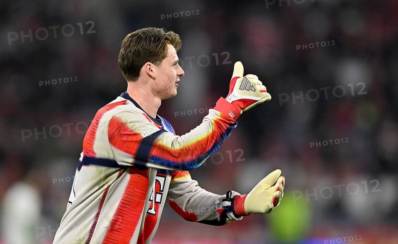 Warm-up Training Goalkeeper Jonas Urbig FC Bayern Munich FCB (40) Gesture Gesture Thumbs up Soccer Bundesliga, Allianz Arena, Munich, Bavaria, Germany
