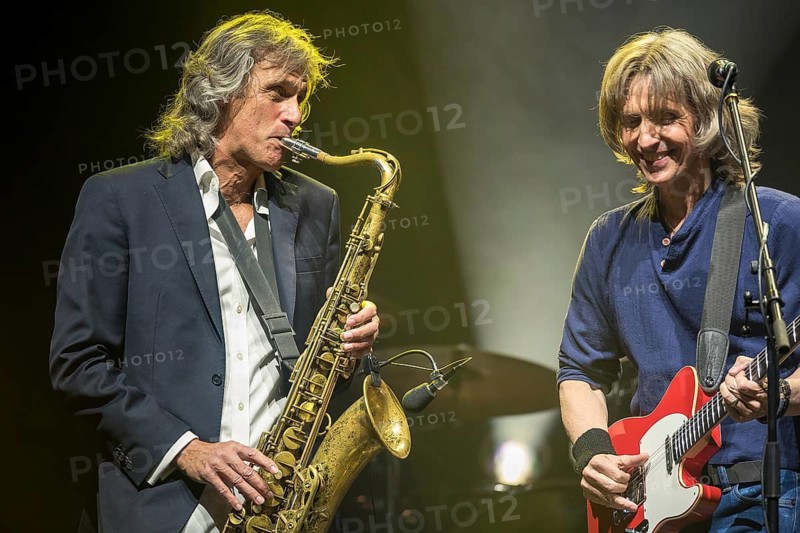 Wroclaw, Poland. 27th February, 2018. Concert of band Dire Straits Experience. Picture: Chris White (L) and Terence Reis (R)