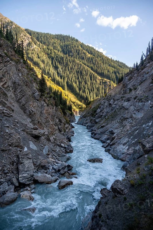 Mountain landscape with river in a narrow mountain valley in autumn, Little Naryn or Kichi-Naryn, Eki-Naryn Gorge, Naryn Province, Kyrgyzstan