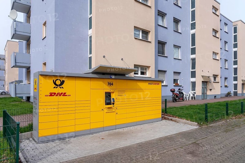 DHL packing station in a residential area, in Duisburg-Neuenkamp, receiving and sending parcels and parcels, selling postage, letter box, advice via a screen, there are over 17, 000 packing stations in Germany, often substitutes for post branches, North Rhine-Westphalia, Germany