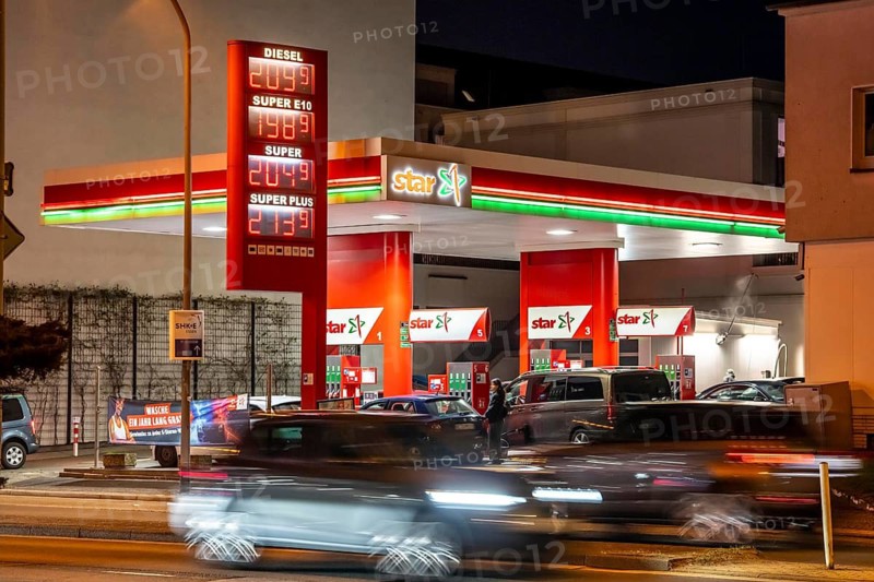 Gas station, high fuel prices due to the war in the Middle East, display board, Star gas station, Zeunerstraße, B224, in Essen, North Rhine-Westphalia, Germany