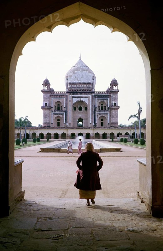 Frau geht durch den Torbogen in Richtung Safdarjung-Grabmal, erbaut 1754, Mughal-Architektur, Safdarjung ka Maqbara, Neu-Delhi, Indien, 1964