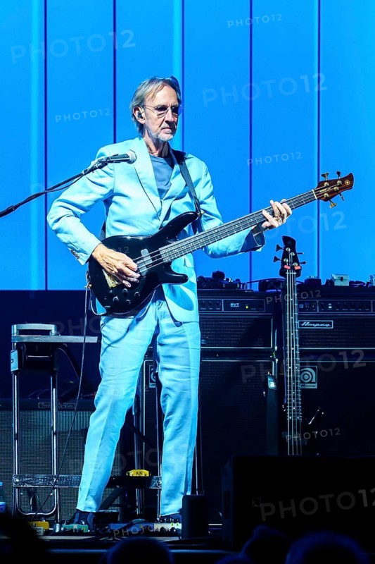Mike Rutherford, guitarist and namesake of Mike and the Mechanics live on Looking Back - Living The Years 2025 Tour at the Tempodrom in Berlin on 04.05.2025