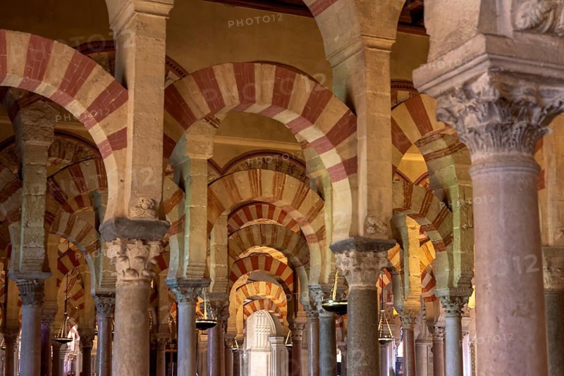 Columns and arches with red and white stripes in the cathedral mosque of Córdoba (Mezquita-Catedral), Cordoba, Andalusia, Spain
