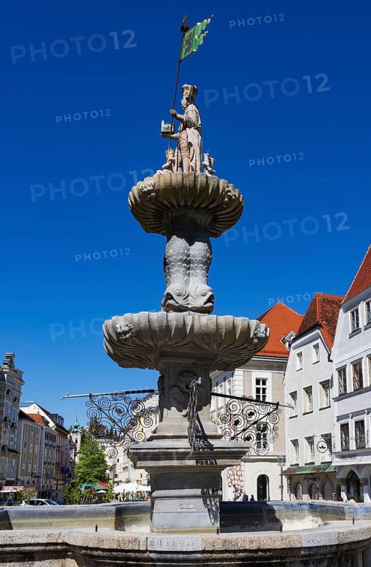 Town square with Leopoldi fountain, Steyr, Traunviertel, Upper Austria, Austria