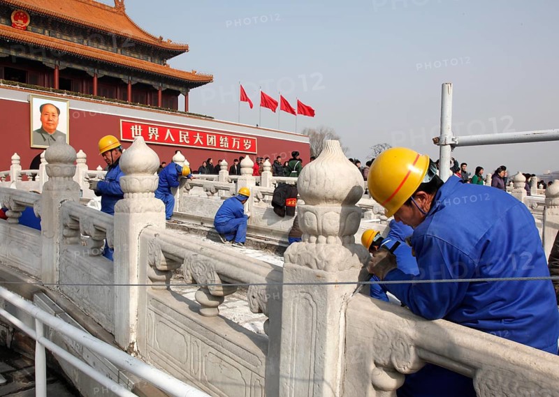 Beijing, CHN, 21.02.09 - Workers restore figures in front of a large Mao Zedong painting at the Gold Water Bridge at Tiananmen Square, Beijing, China