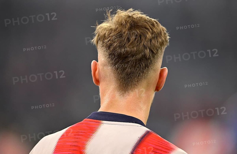Warm-up Training Joshua Kimmich FC Bayern Munich FCB (06) portrait from behind Hairstyle Football UEFA Champions League CL Allianz Arena, Munich, Bayern, Germany