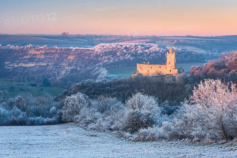 View of the landscape in the Saale valley with hoarfrost in winter, Rudelsburg castle ruins in the last evening light, near Bad Kösen, Naumburg, Saxony-Anhalt, Germany