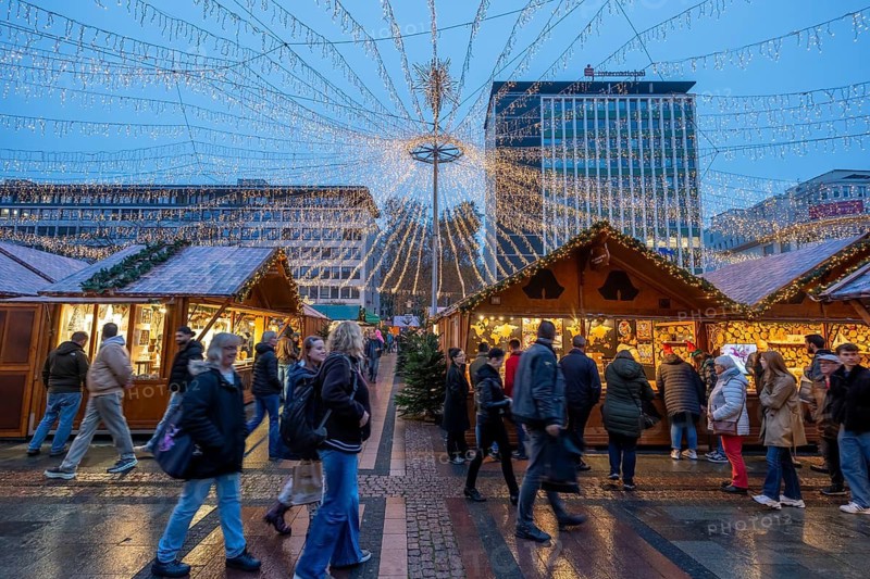 Pre-Christmas time, visitors to de, Christmas market in downtown Essen, on Kennedyplatz, the market is already opening in mid-November, Christmas lights, Essen Light Weeks, North Rhine-Westphalia, Germany