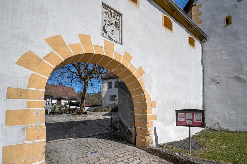 Castle entrance with coat of arms of the Aufseß family, Unteraufsess Castle, mentioned in the 11th century, still inhabited today by the Aufseß family, Aufseß, Upper Franconia, Bavaria, Germany