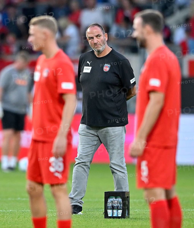 Coach Frank Schmidt 1. FC Heidenheim 1846 FCH watches his team warming up, Voith-Arena, Heidenheim, Baden-Württemberg, Germany