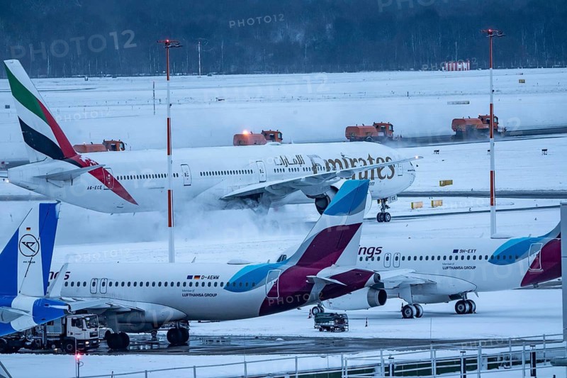 The onset of winter in North Rhine-Westphalia, flight operations were maintained at Düsseldorf airport with great effort, taxiways, runway were freed from snow and ice with many clearing vehicles, aircraft were de-iced in front of takeoff, North Rhine-Westphalia, Germany